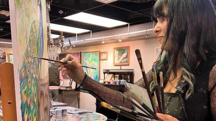 امرأة ترسم