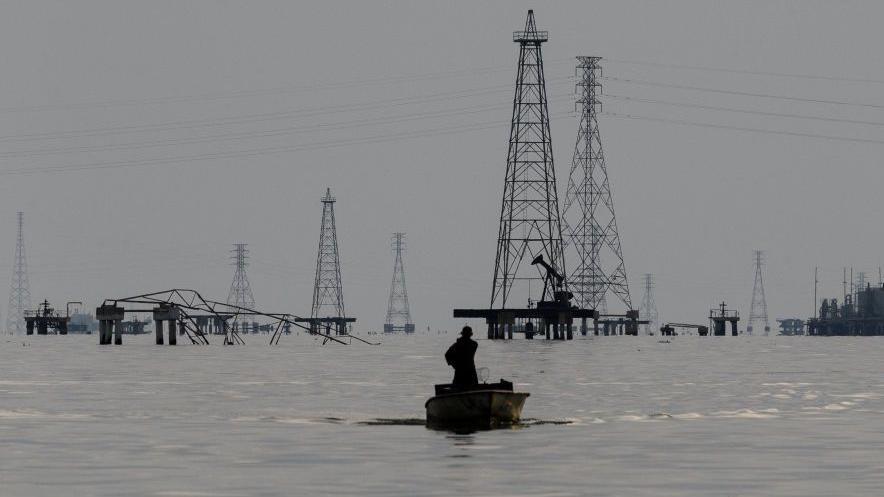 Pozos petroleros en el Lago de Maracaibo.
