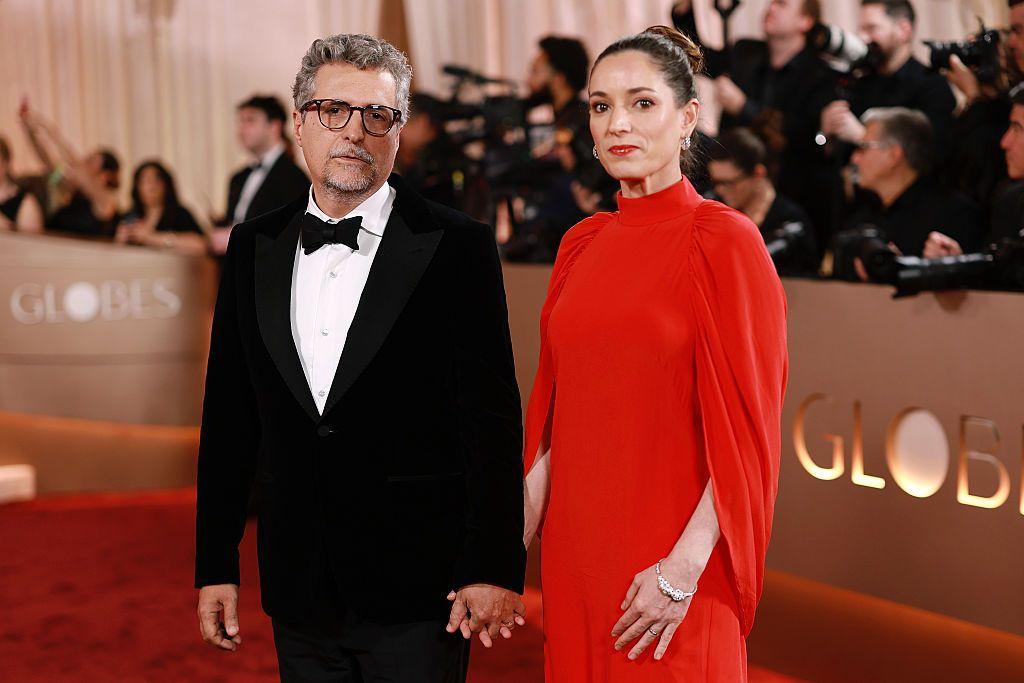 Kleber Mendonça Filho e sua esposa, Emilie Lesclaux, na cerimônia do Globo de Ouro 2026