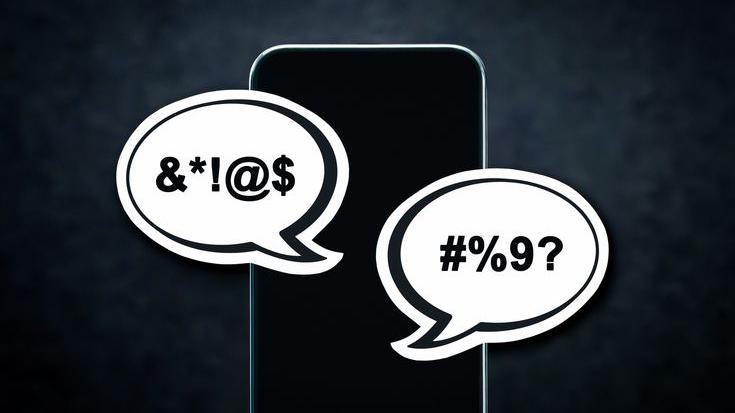 صورة تُظهر رسوماً تُعبر عن محادثة نصيّة عبر الهاتف.