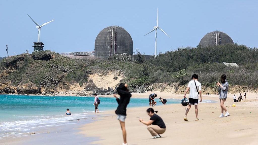 台灣南部恆春沙灘鄰近第三核能發電廠。