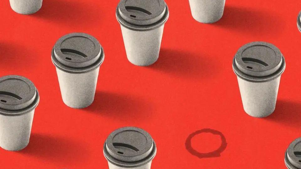 Ilustración cpn varios vasos de café desechables grises para llevar, con tapa, sobre fondo rojo