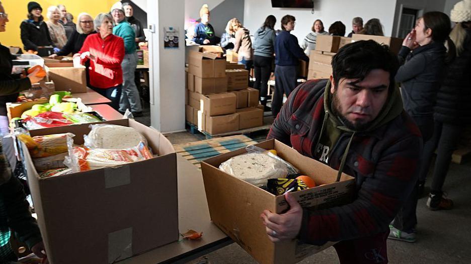 Pripadnici pastve evangelističke crkve Bog se obraća danas organizovali su deljenje hrane onima koje je pogodila operacija ICE-a