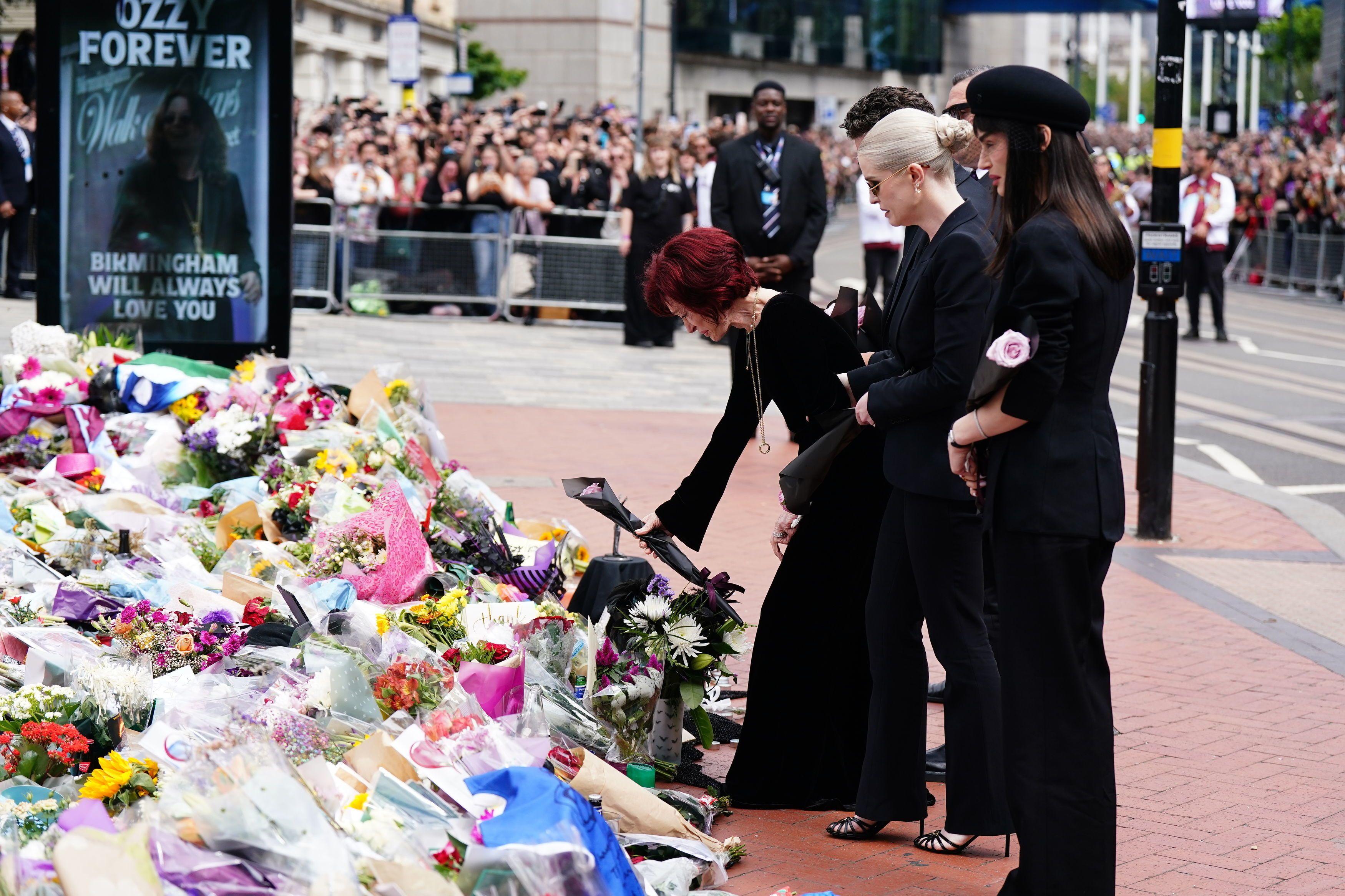 La familia Osbourne deja un arreglo floral en las calles de Birmingham