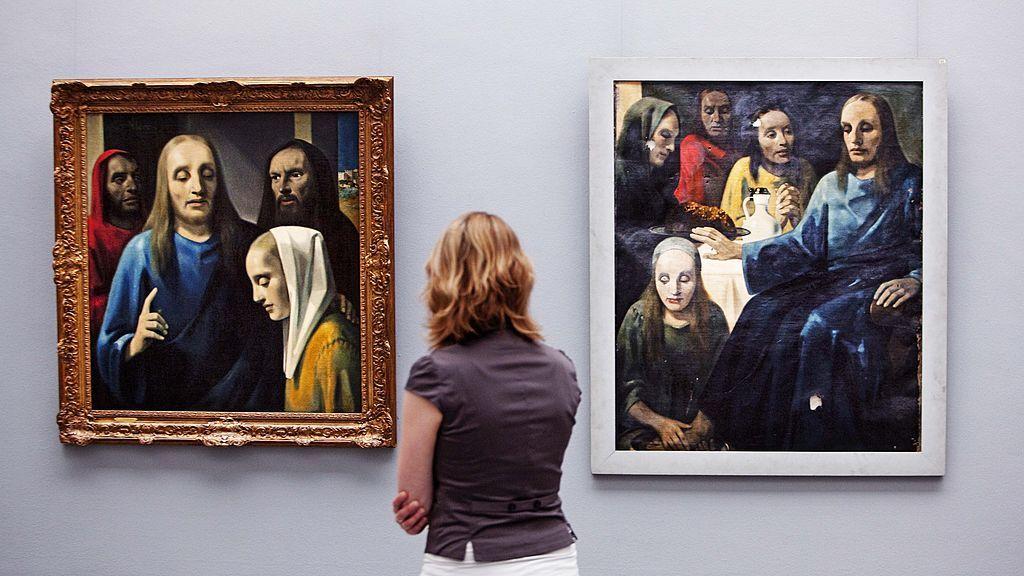 Una visitante contempla las obras de Han van Meegeren (1889-1947), el 11 de mayo de 2010, en el Museo Boijmans Van Beuningen de Róterdam.
