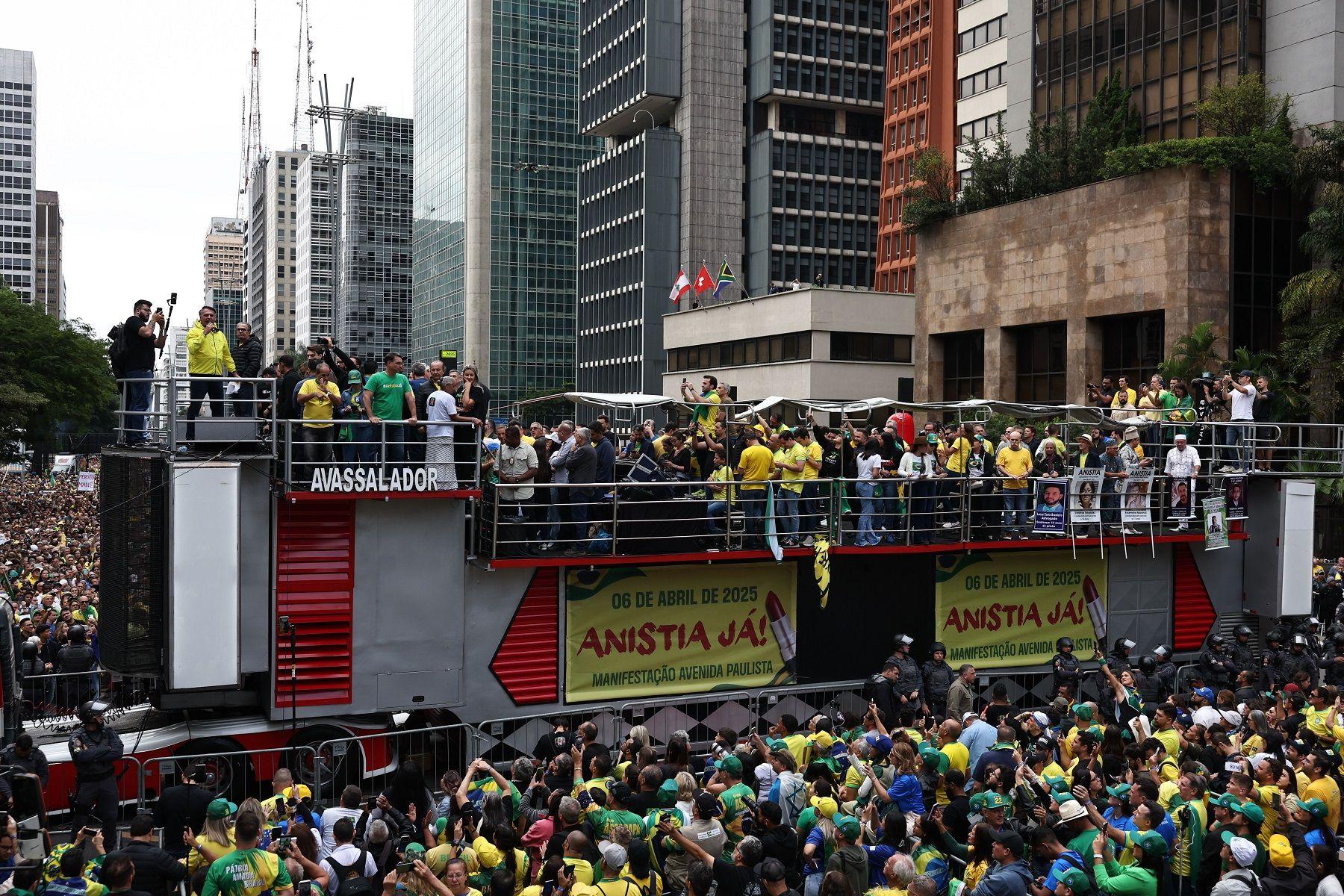 Multidão em volta de carro de som na Avenida Paulista; Bolsonaro discursa em ponto alto