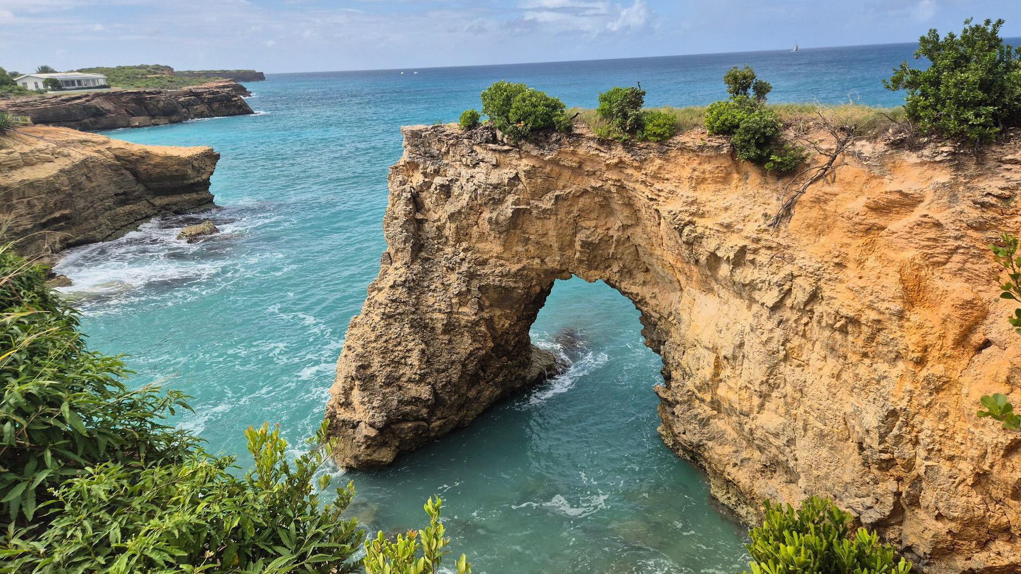 A forma&ccedil;&atilde;o rochosa no mar conhecida como o Arco de Anguilla