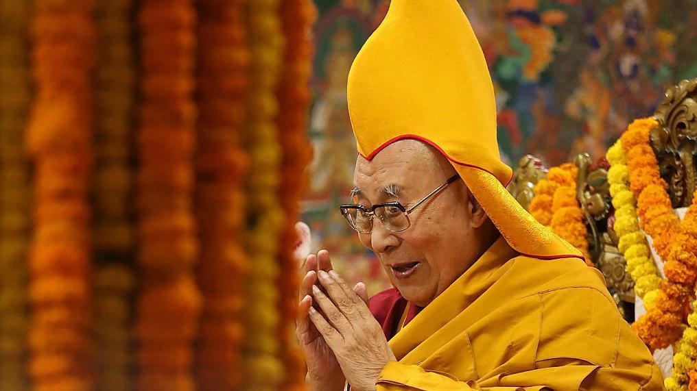 El líder espiritual tibetano Dalai Lama junta las manos en un gesto de oración mientras dirige una reunión de profesores el 28 de julio de 2022.