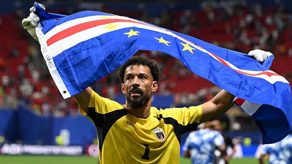 Vozinha, portero de Cabo Verde, con la bandera de su país
