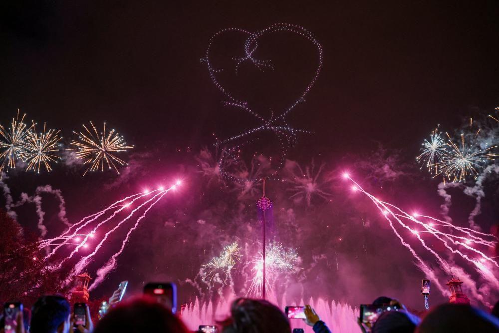 Fuegos artificiales y drones en las celebraciones de año nuevo en Barcelona
