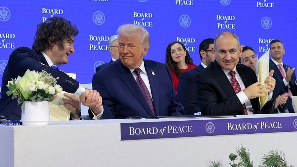 El presidente argentino Javier Milei dando la mano a Donald Trump durante la ceremonia de firmas de la Junta de Paz en Davos, Suiza.