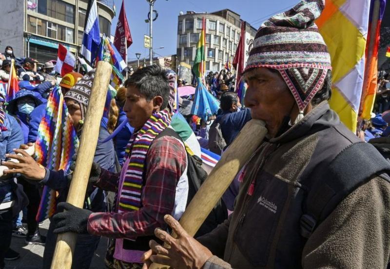 Hombre aymara con instrumentos musicales
