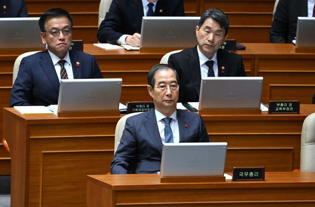 국회 본회의 참석한 한덕수 국무총리(앞)와 최상목 경제부총리(뒷줄 왼쪽), 이주호 사회부총리