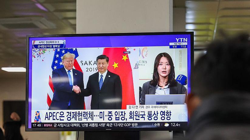 10月28日:在韓國慶州,人們觀看電視新聞報道。