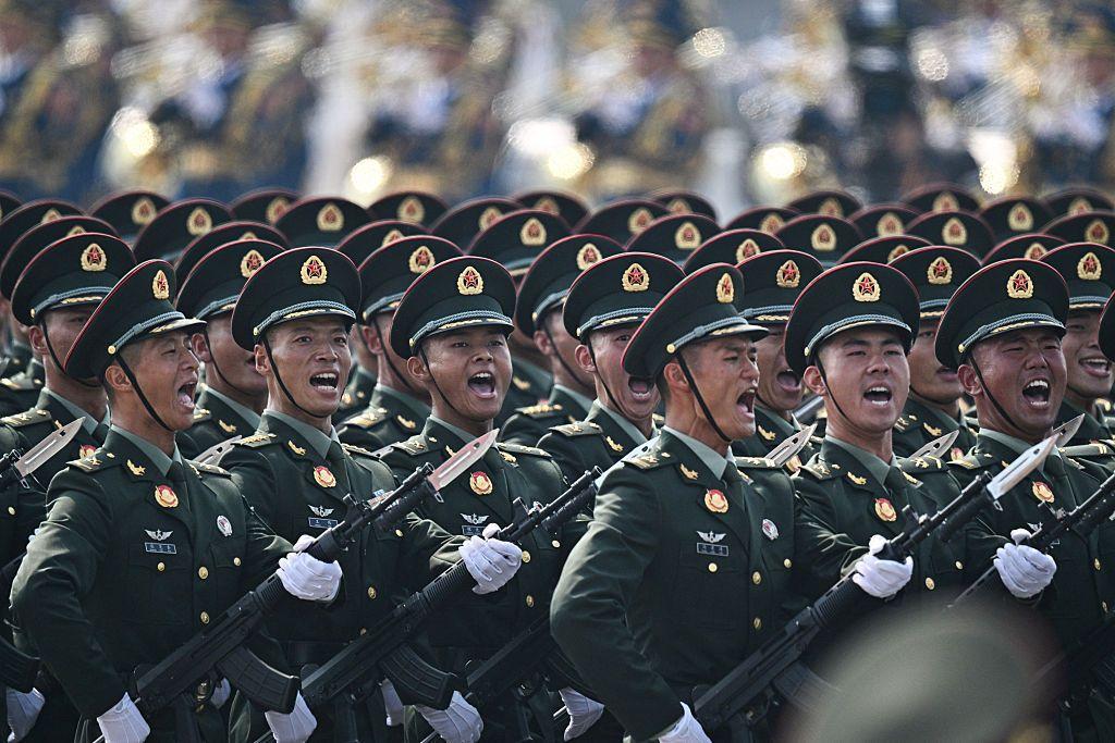 軍隊在列隊行進時高呼口號。
