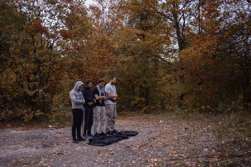 Studenti iz Novog Pazara, studenti iz novog pazara koji pešače do Novog Sada, studentsko pešačenje iz Novog Pazara do Novog Sada, grupa momaka se moli u šumi po muslimanskim običajima