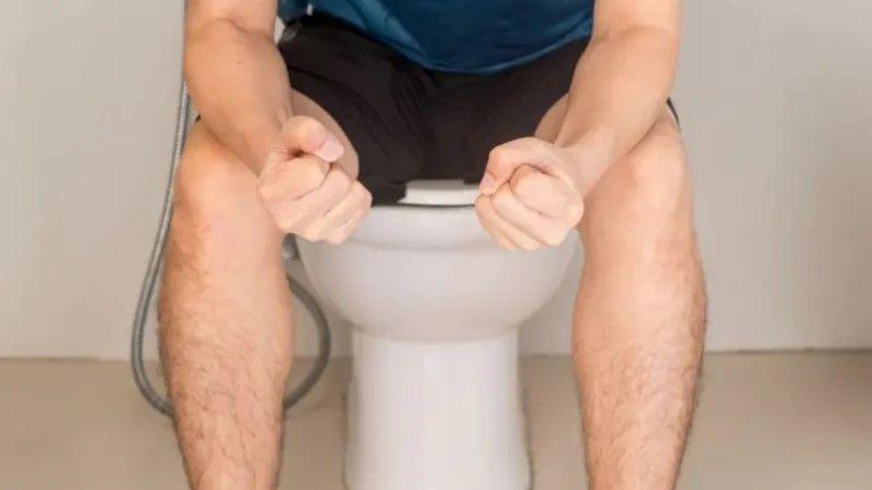 کموڈ پر دیر تک بیٹھنے سے پرہیز کریں اور زور نہ لگائیں