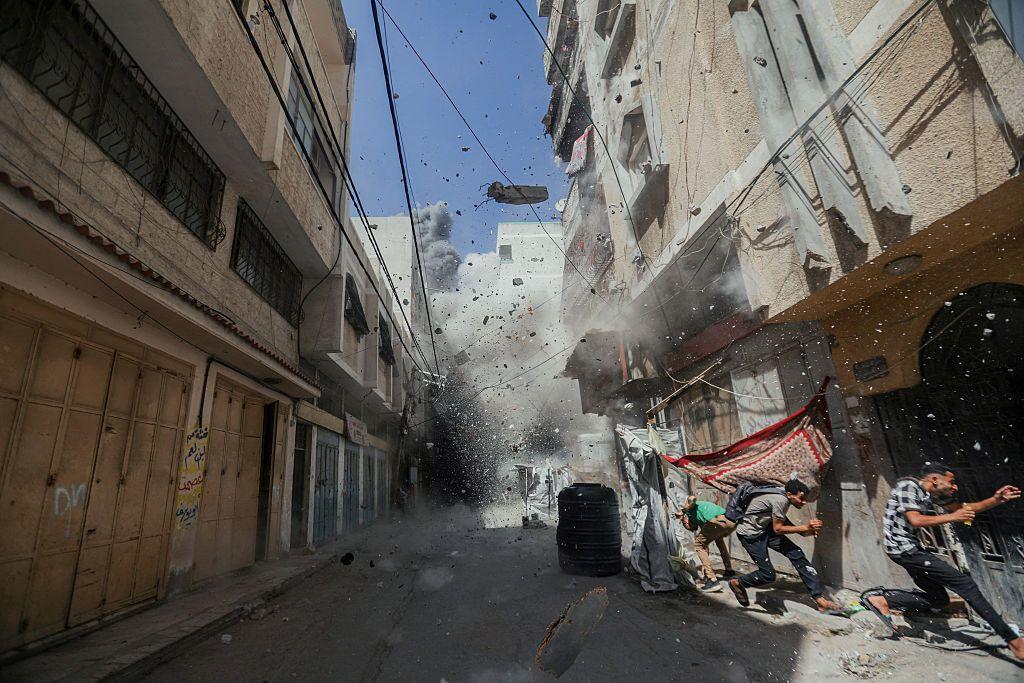 Una explosión en una calle de Gaza.