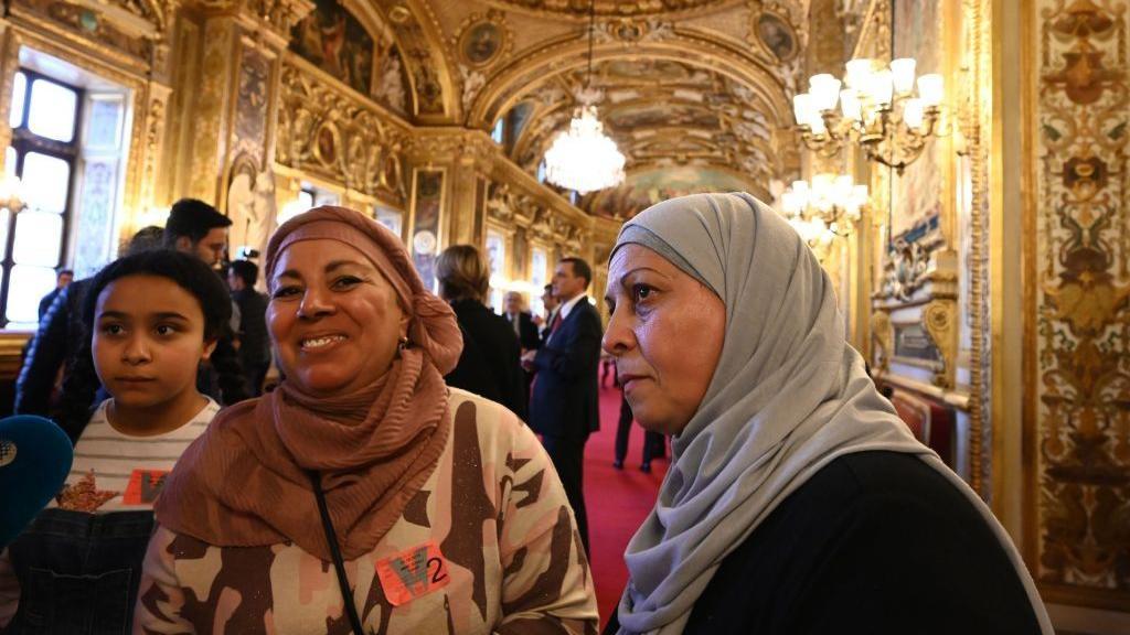 فرنسيات يرتدين الحجاب في زيارة لمجلس الشيوخ في 2019 احتجاجاً على مشروع قانون يمنع الأمهات المحجبات من مرافقة التلاميذ في الرحلات المدرسية 