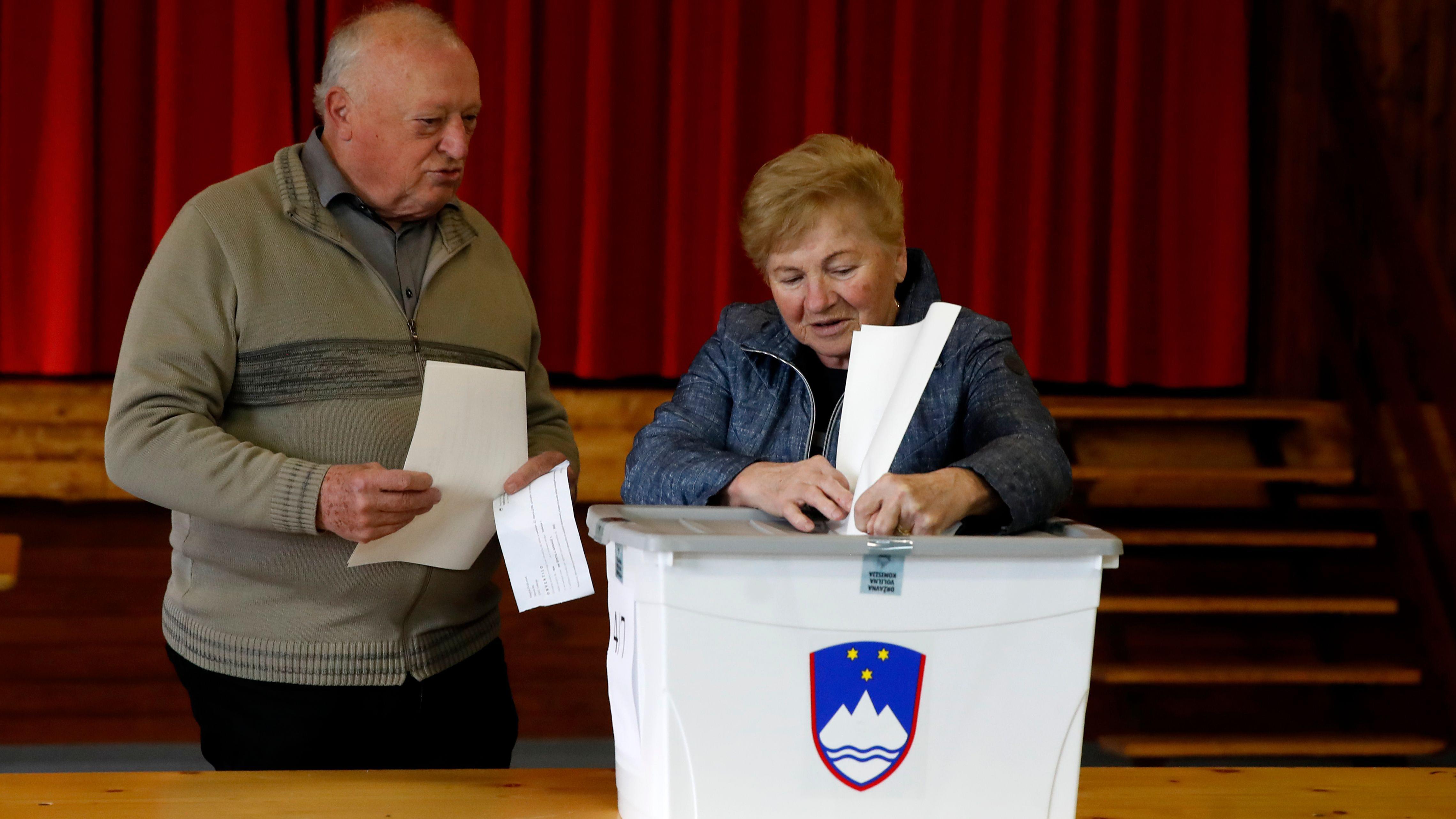 izbori u sloveniji, glasanje u sloveniji, stariji par glasa na izbornom mestu u Velenju u Sloveniji