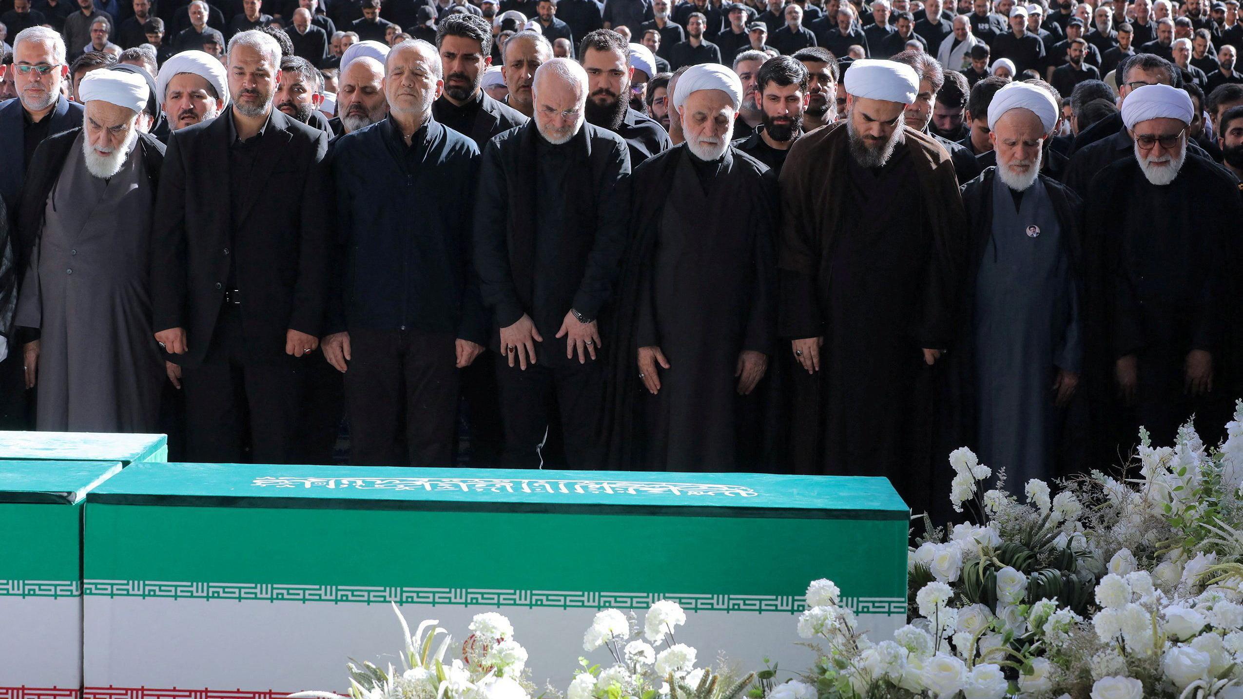 Hiljade ljudi u Teheranu odaju počast ajatoli Aliju Hamneiju 4 Sahrani je prisustvovao i iranski predsednik Masud Pezeškijan