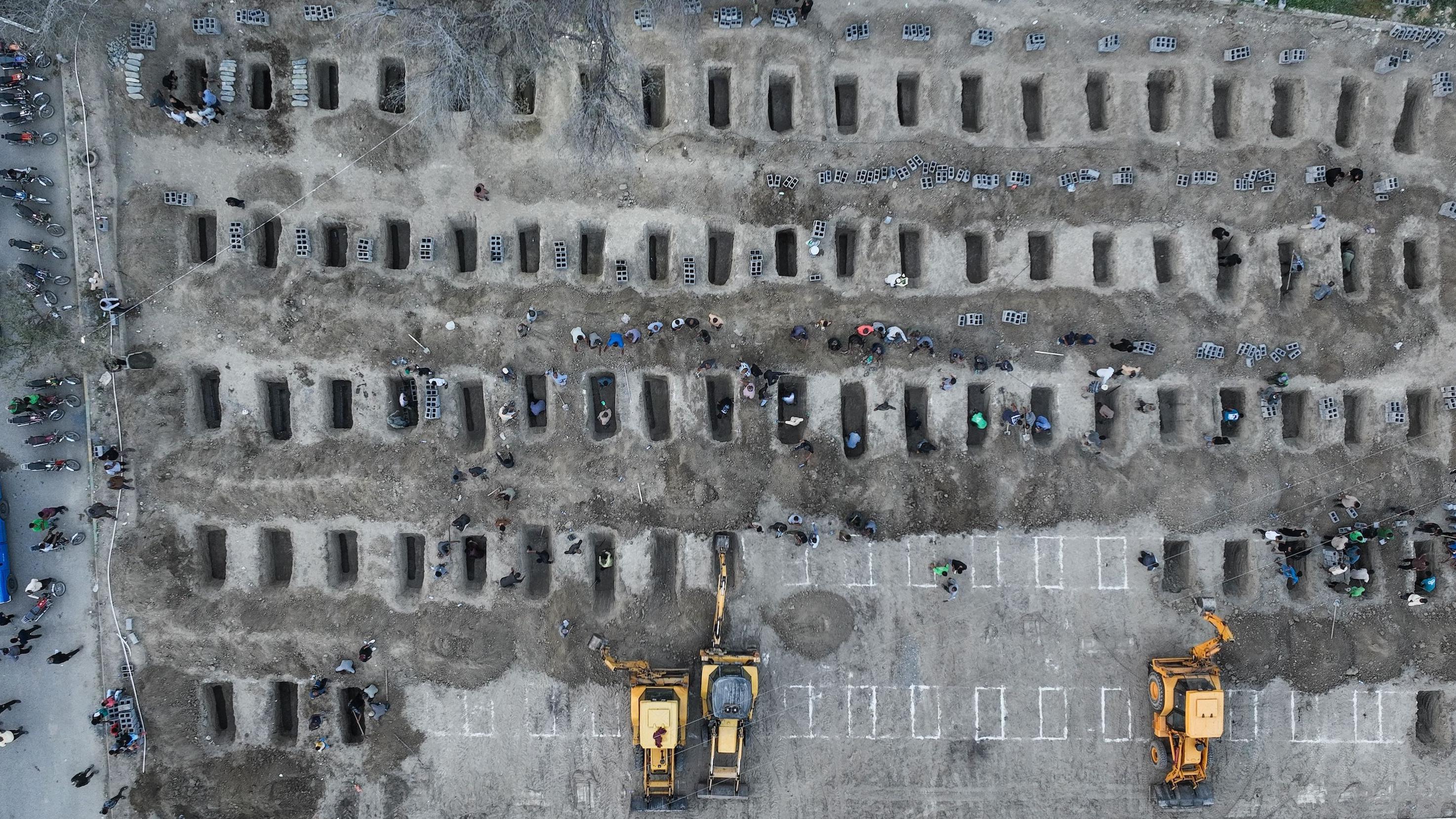 Ova fotografija snimljena iz vazduha, koju je objavio Iranski pres centar, prikazuje ljude koje kopaju grobove tokom sahrane dece poginule u udaru na školu