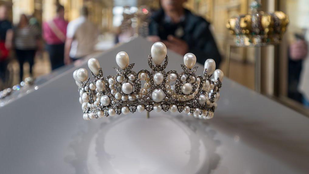 La corona de la emperatriz Eugenia exhibida en el Museo del Louvre
