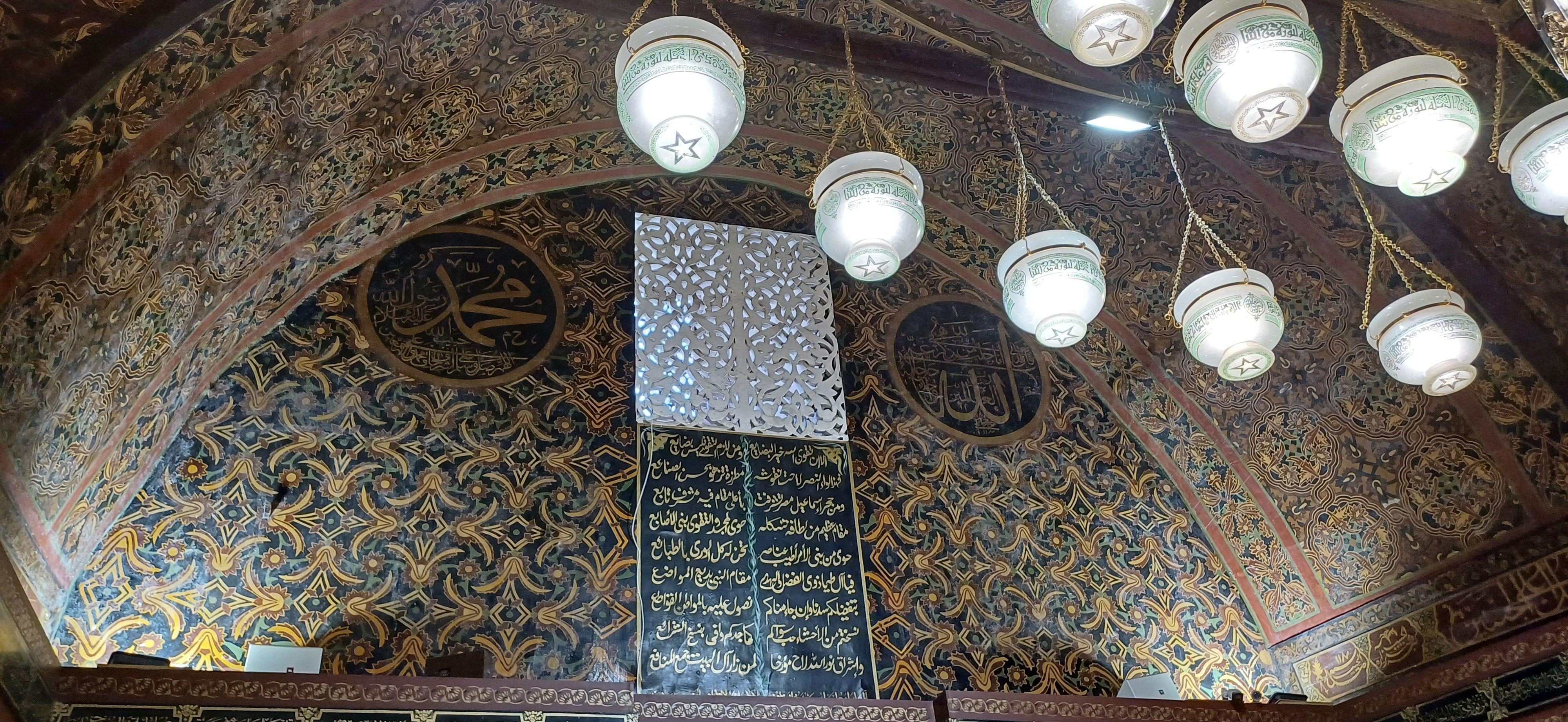 اہلِ بیت کی محبت میں ایک نظم، جو 1773 کی ایک تاریخی تختی پر نقش ہے، امام حسین کی ضریح کے اوپر قاہرہ میں ان کی مسجد میں موجود ہے