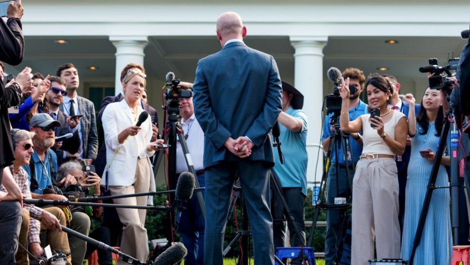 ميلر يتحدث للصحفيين