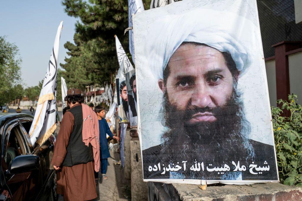 طالبان کے رہبرِ اعلیٰ ہبت اللہ اخونزادہ کا ایک پوسٹر