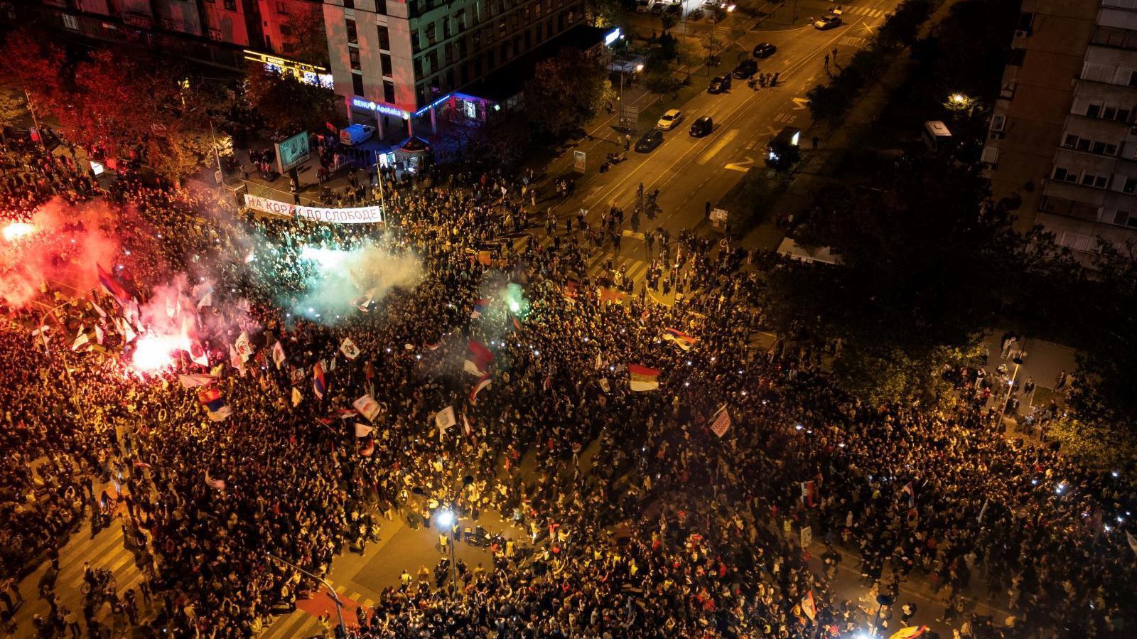 Snimak iz drona - masa na raskrsnici