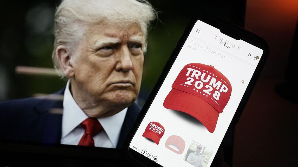 Donald Trump em uma tela olhando para o lado ao lado de uma tela de telefone mostrando um boné vermelho com os dizeres