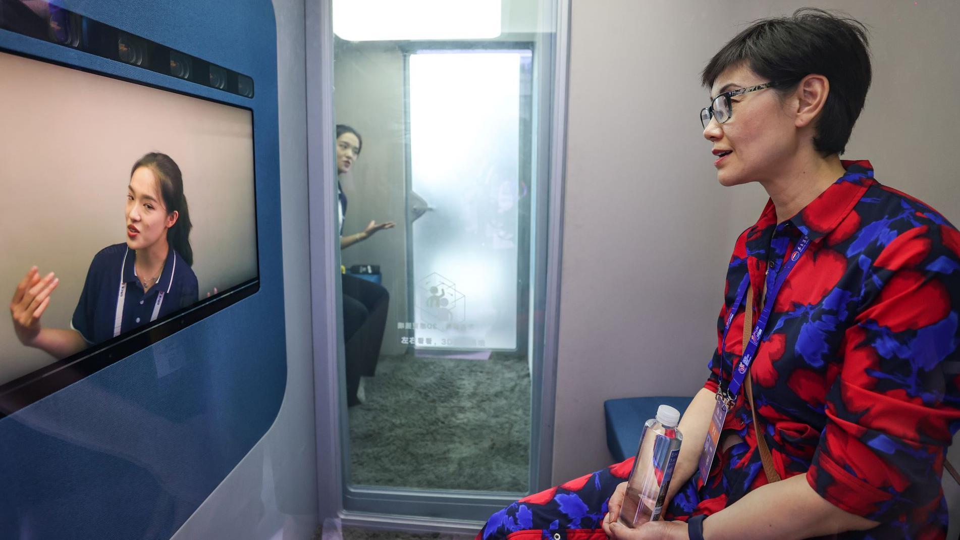  A visitor experiences naked-eye 3D video conference during the China International Big Data Industry Expo 2024 at Guiyang International Conference and Exhibition Center on August 28, 2024 in Guiyang, Guizhou Province of China.