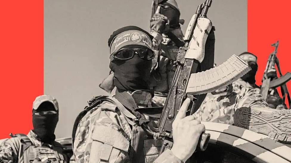 Ilustración que incluye fotos de combatientes de Hamás. Uno de ellos sostiene un rifle automático