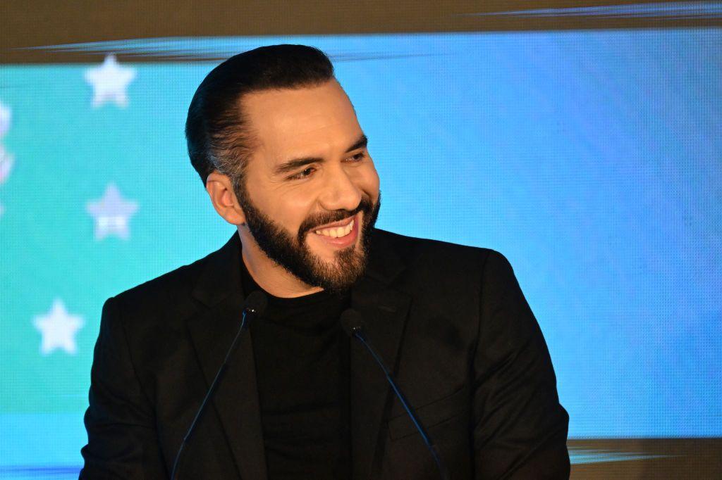 El presidente de El Salvador, Nayib Bukele, sonríe durante la inauguración del Instituto Key, una institución privada de educación superior especializada en ingeniería y ciencias en San Salvador, el 19 de marzo de 2025