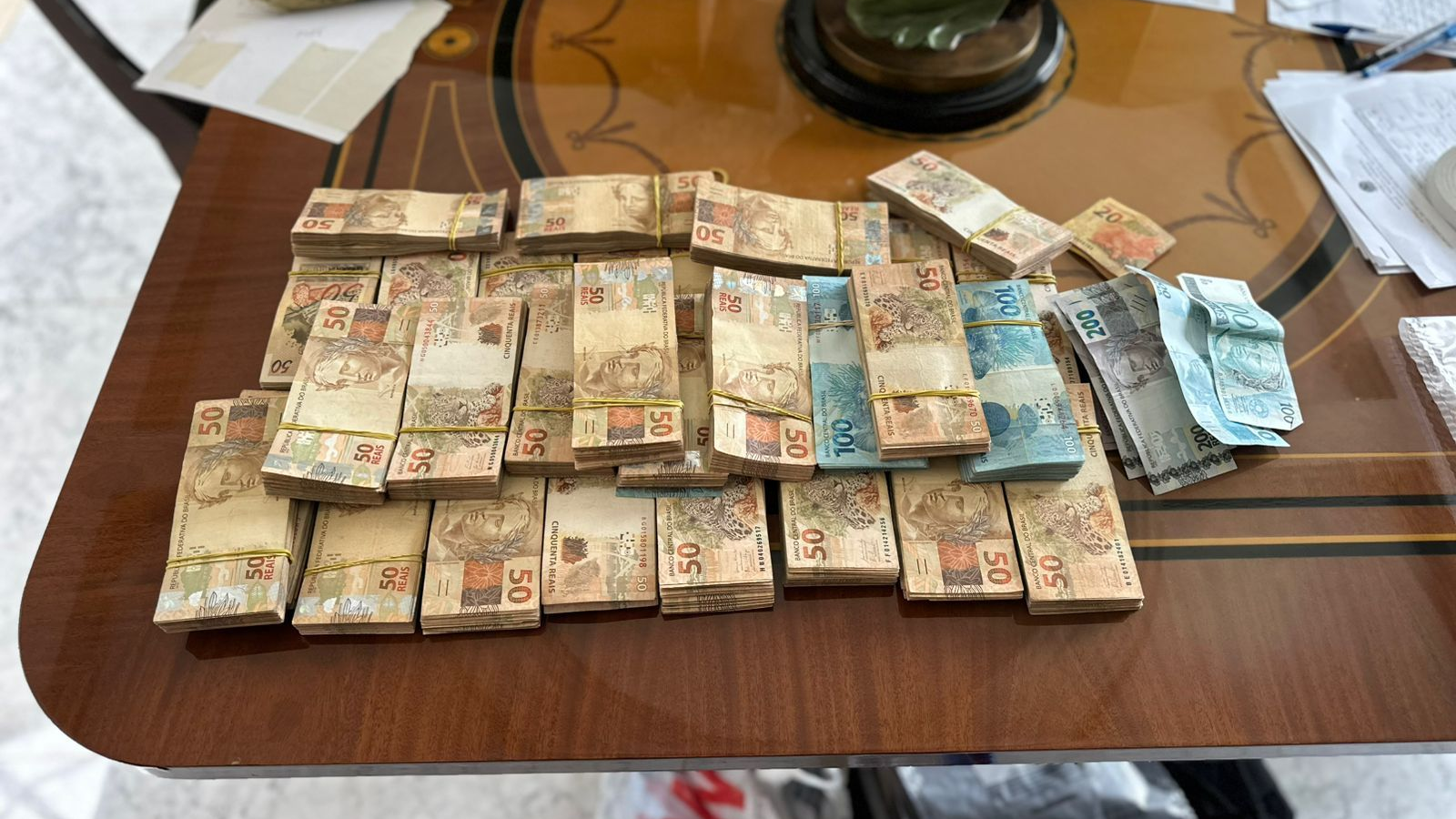 Imagem de dinheiro apreendido em operação da Polícia Federal contra o PCC