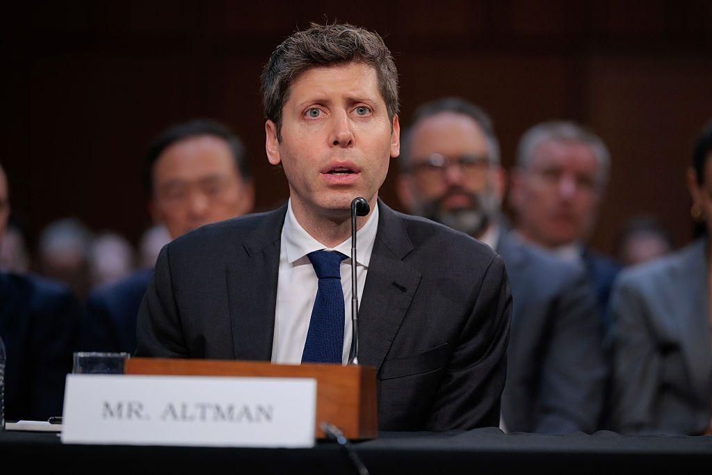 O CEO da OpenAI, Sam Altman, testemunha perante a Comiss&atilde;o do Senado para o Com&eacute;rcio, Ci&ecirc;ncia e Transportes no Edif&iacute;cio Hart do Senado, em Capitol Hill, em 8 de maio de 2025, em Washington, DC. 
