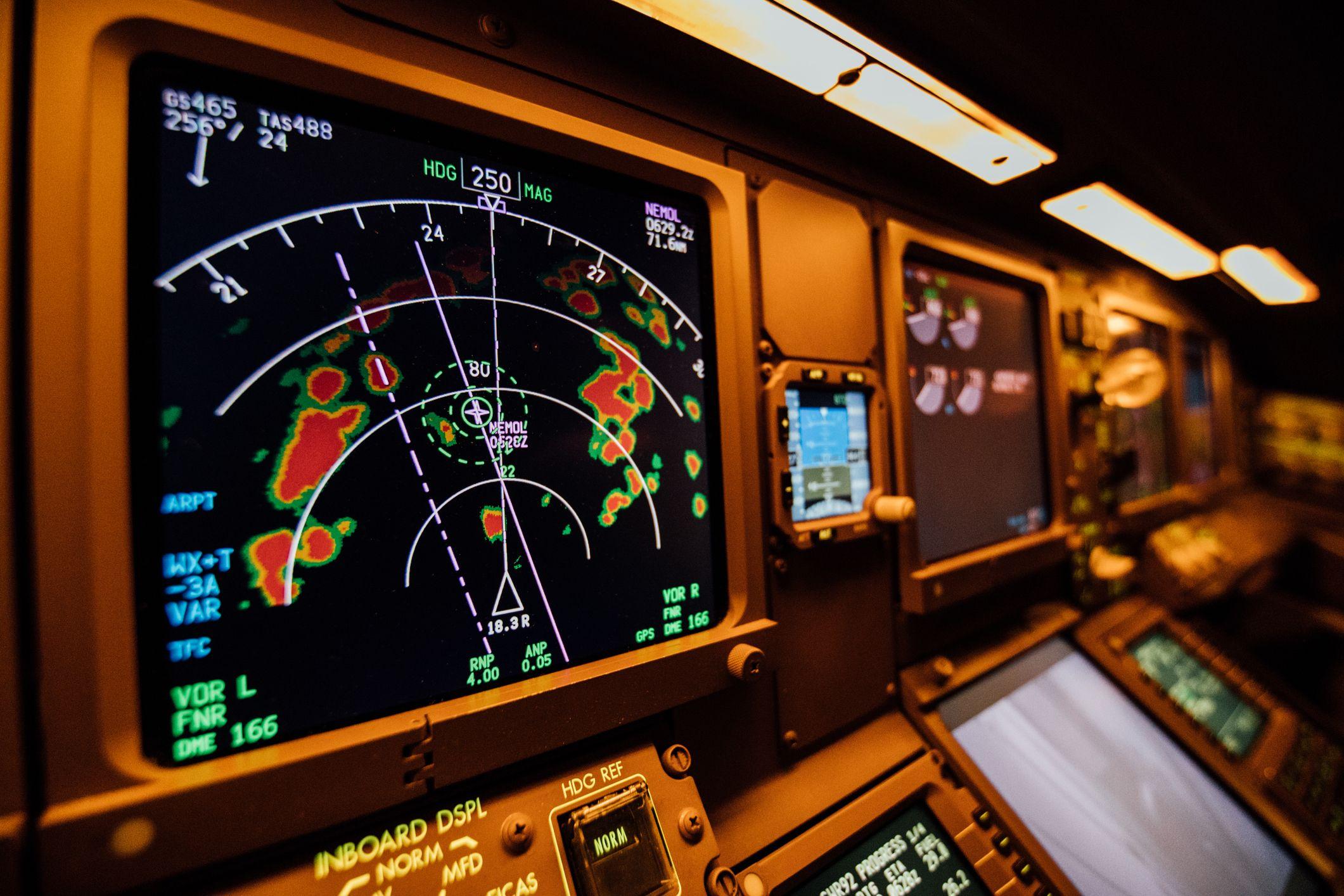 Un radar atmosférico en una cabina de pilotos