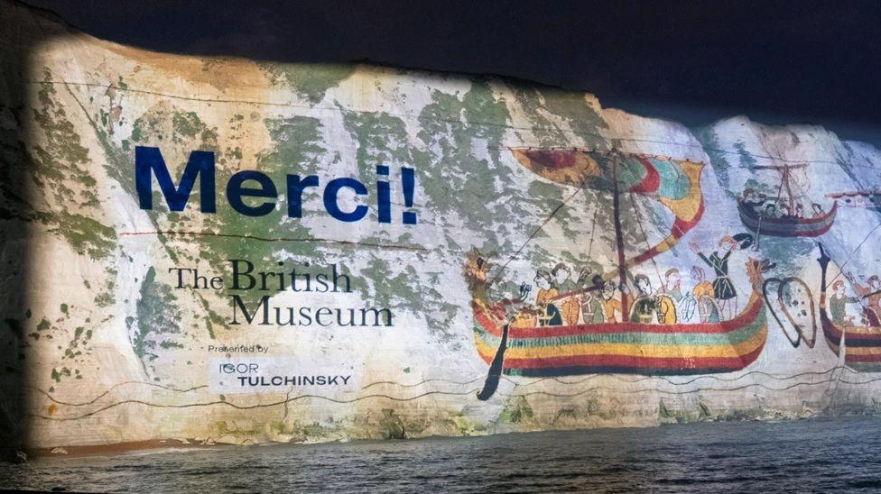 عرض المتحف البريطاني كلمة "Merci" (شكراً) على منحدرات دوفر البيضاء