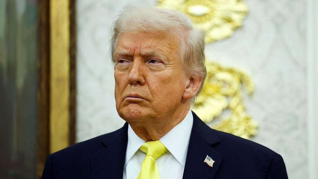 Donald Trump con rostro serio