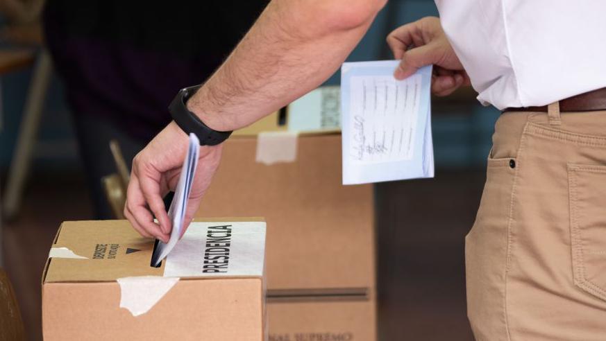 Un votante coloca su sufragio en una urna durante las elecciones presidenciales de 2022 en Costa Rica. 