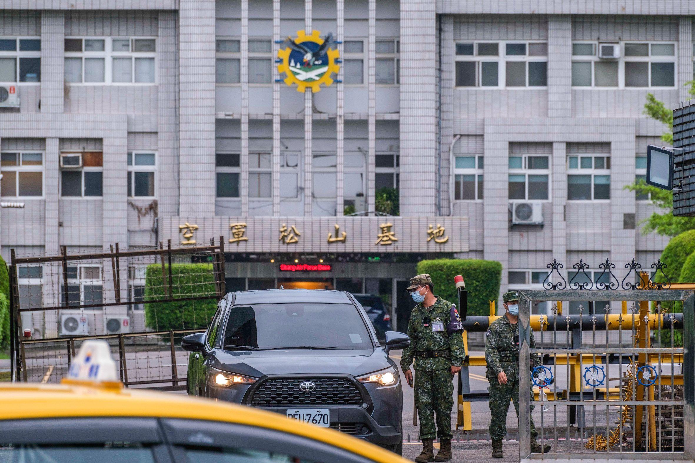 松山機場是軍民兩用機場，地面設施分為由民航局主管的航空站設施，以及由國防部空軍管轄的空軍松山基地。