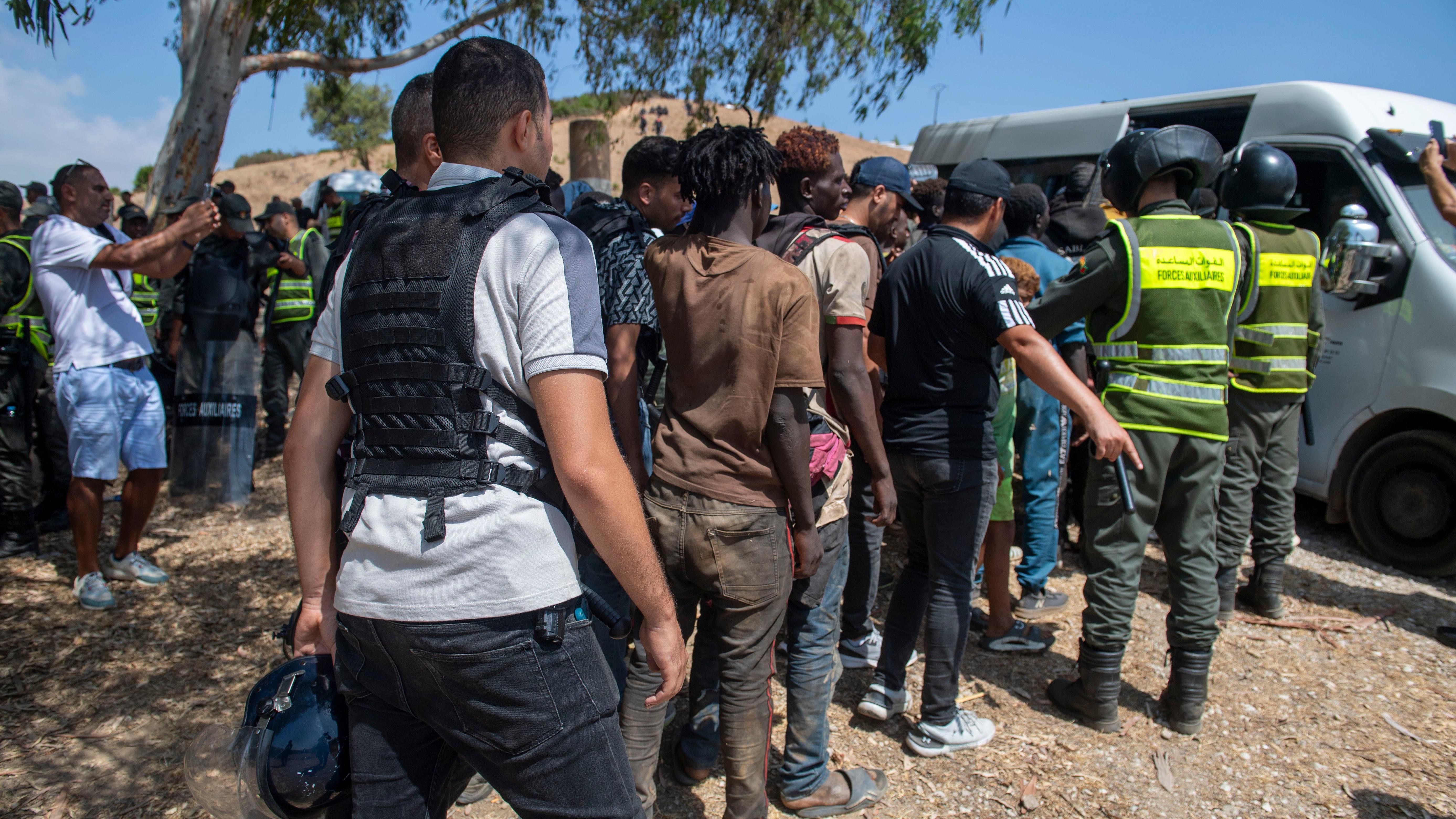 ألقت قوات الأمن المغربية القبض على مهاجرين قرب منطقة كاستييخوس بالمغرب