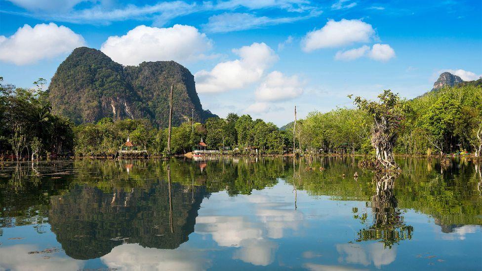 Lagoas e rochedos de calcário na baía de Phang Nga, na Tailândia