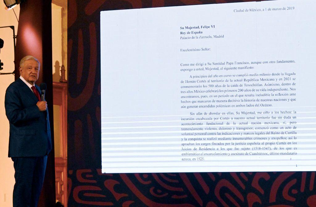 López Obrador junto a una pantalla en 2019.