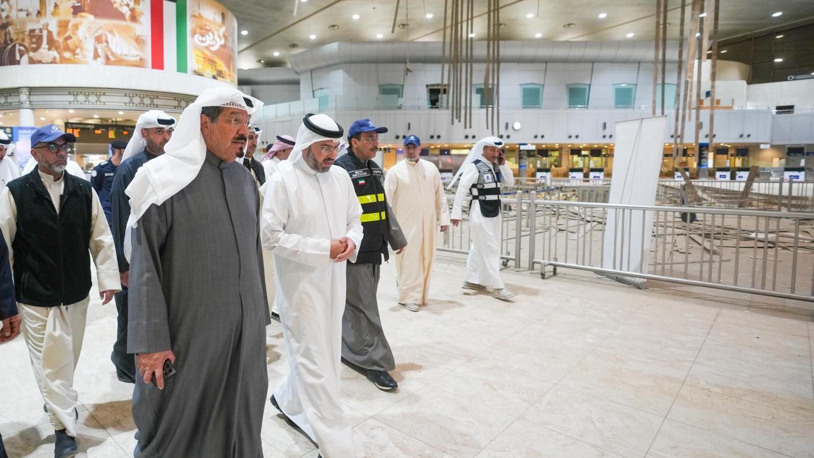 Zbog objava na društvenim mrežama možete završiti u zatvoru u zemljama Zaliva 6 Ahmed el-Abdulah el-Sabah šeta sa drugim zvaničnicima kroz terminal aerodroma, pored ograđenog prostora gde je primetna šteta. Krov je oštećen, crepovi su uklonjeni, a konstrukcije se urušavaju.