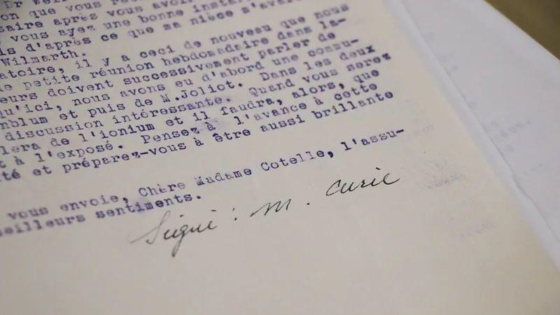 Papel assinado com nome de Marie Curie