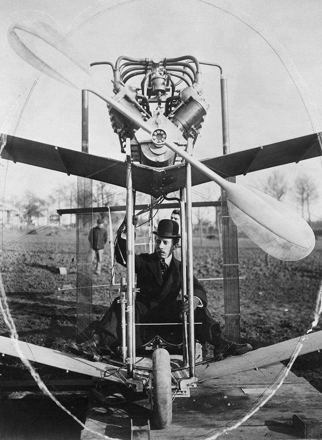 Santos Dumont en su avión