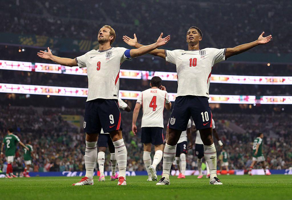 Harry Kane y Jude Bellingham con las manos abiertas. 