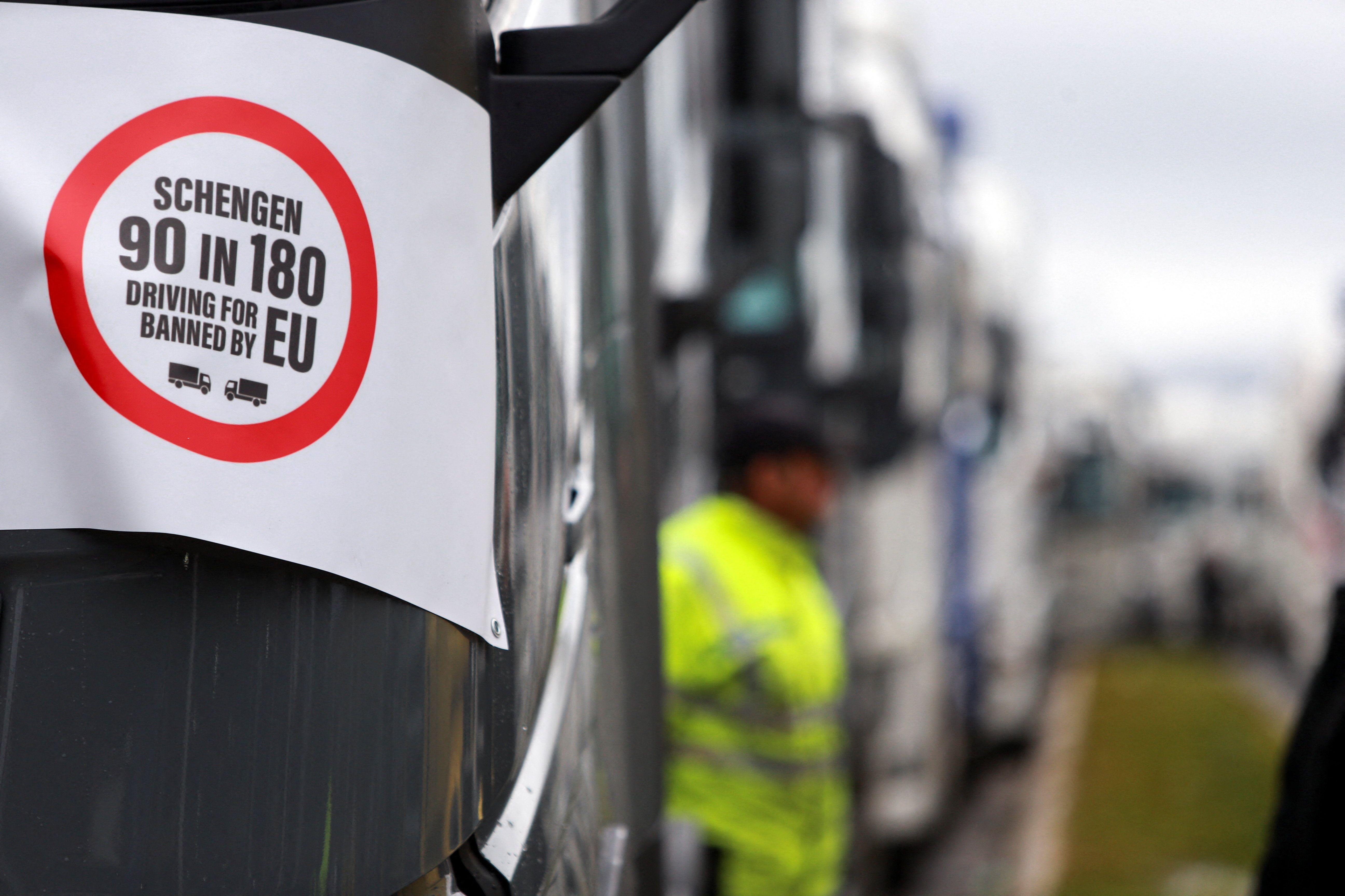 Vozač kamiona stoji tokom protesta vozača kamiona i predstavnika sindikata transportnika zbog poremećaja povezanih sa novim sistemom ulaska i izlaska Evropske unije, na graničnom prelazu Severne Makedonije i Grčke u Đevđeliji